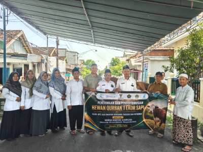 UPZ KUA Manyar dan PT. Petronas Salurkan Bantuan Hewan Kurban Untuk Warga Manyar Sidomukti