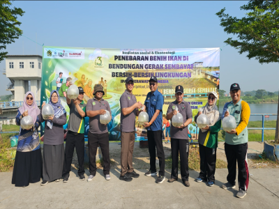 Wujudkan Ekoteologi, IPARI Gresik Tebar 30 Ribu Benih Ikan Guna Jaga Ekosistem Bendung Gerak Sembayat