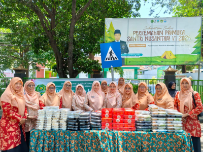 DWP Kemenag Gresik Bagikan 600 Paket Makanan untuk Pengguna Jalan