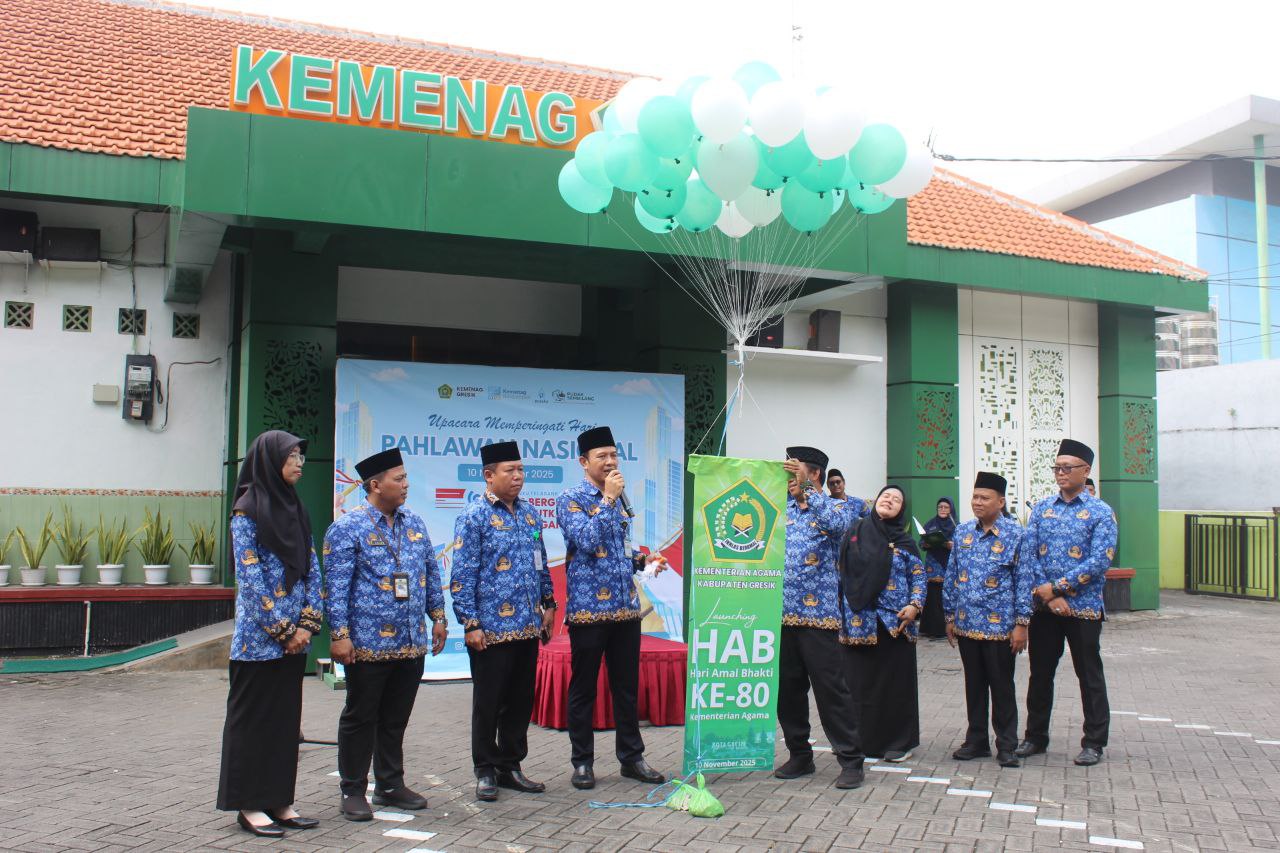 Kankemenag Gresik Gelar Upacara Peringatan Hari Pahlawan 2025, Launching HAB ke-80, dan Ziarah Tabur Bunga