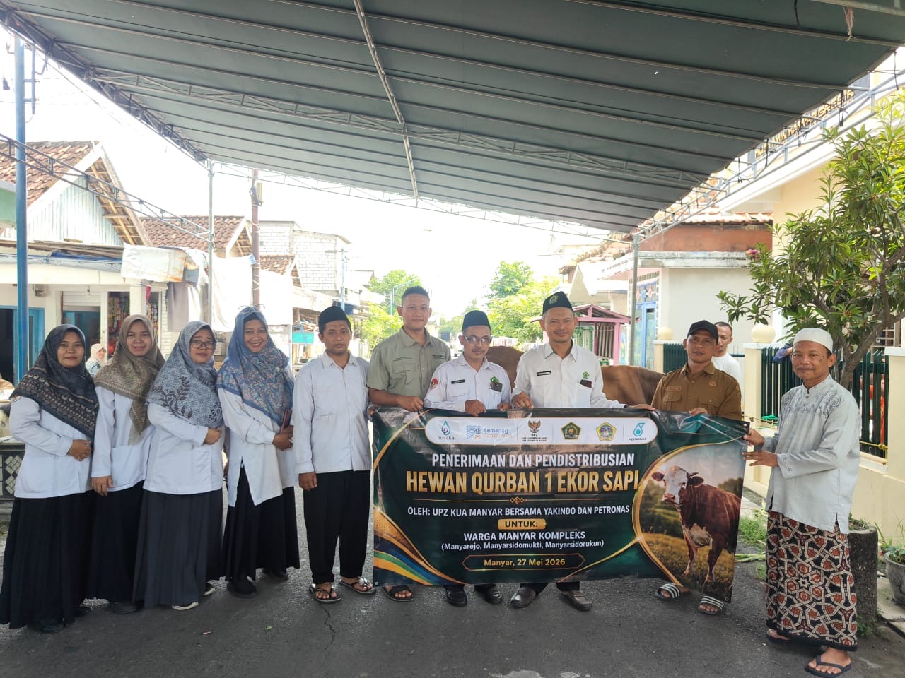 UPZ KUA Manyar dan PT. Petronas Salurkan Bantuan Hewan Kurban Untuk Warga Manyar Sidomukti