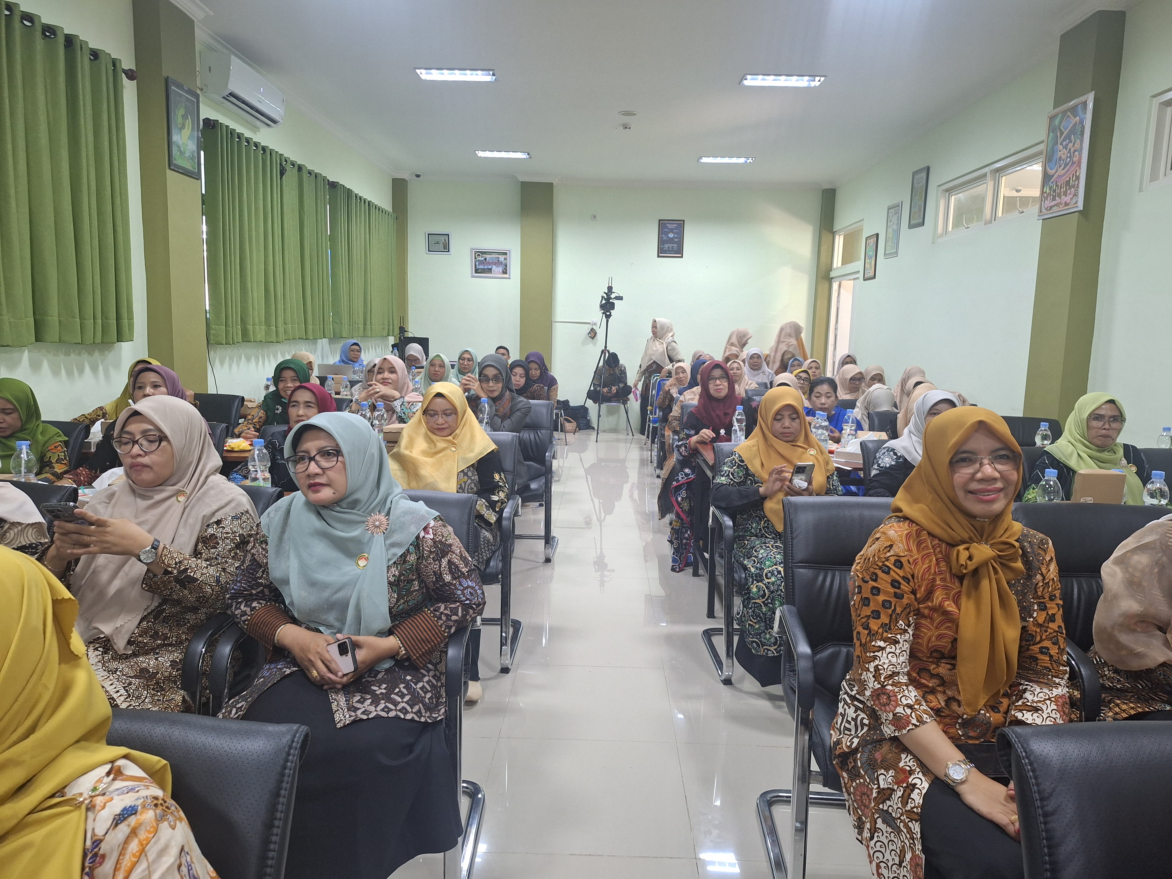 Tingkatkan Kualitas Pendidikan, DWP Kemenag Gresik Perkuat Tata Kelola Melalui Seminar Peningkatan Daya Dukung Pendidikan