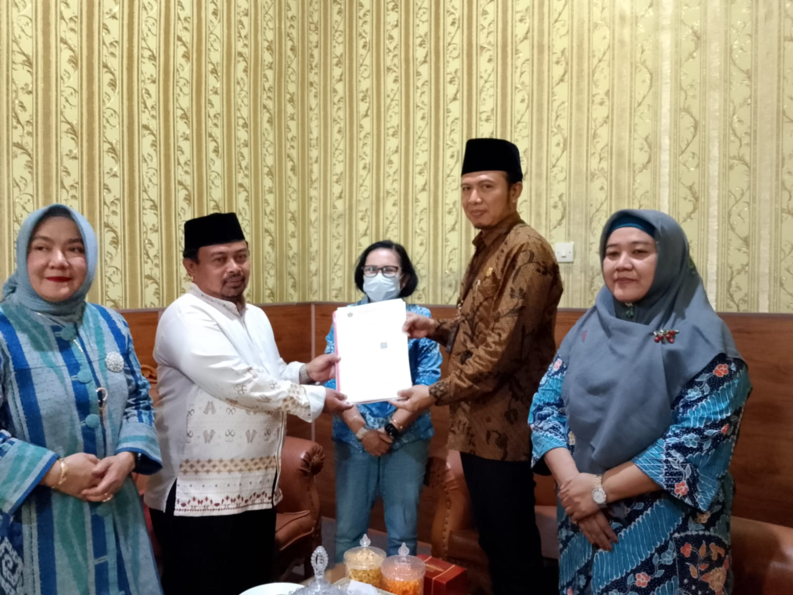Kemenag Gresik Serahkan Rekomendasi Ruislag Tanah Wakaf MI Miftahul Huda