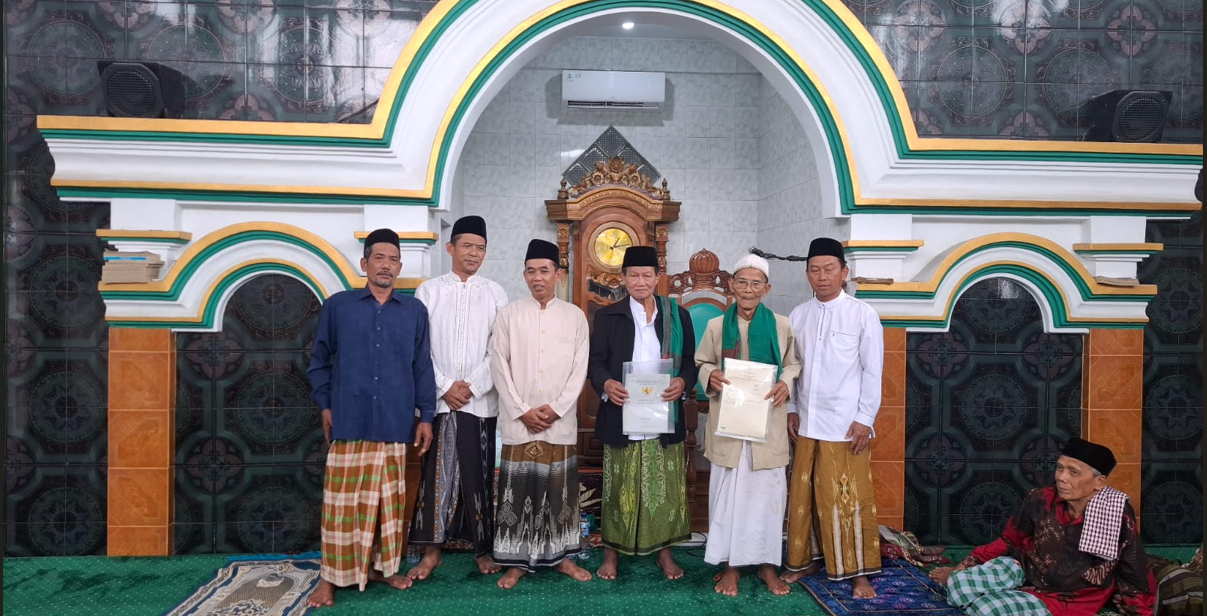KUA Kedamean Serahkan Sertifikat Wakaf Masjid Roudhotul Atqiya’ dan Masjid Baitus Shobri