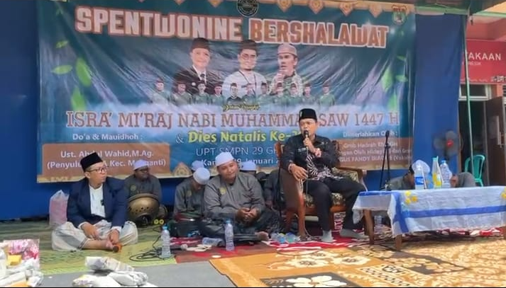 Penyuluh Agama Islam KUA Menganti Kolaborasi dengan UPT SMPN 29 Gresik dalam Acara SPENTWONINE Bershalawat