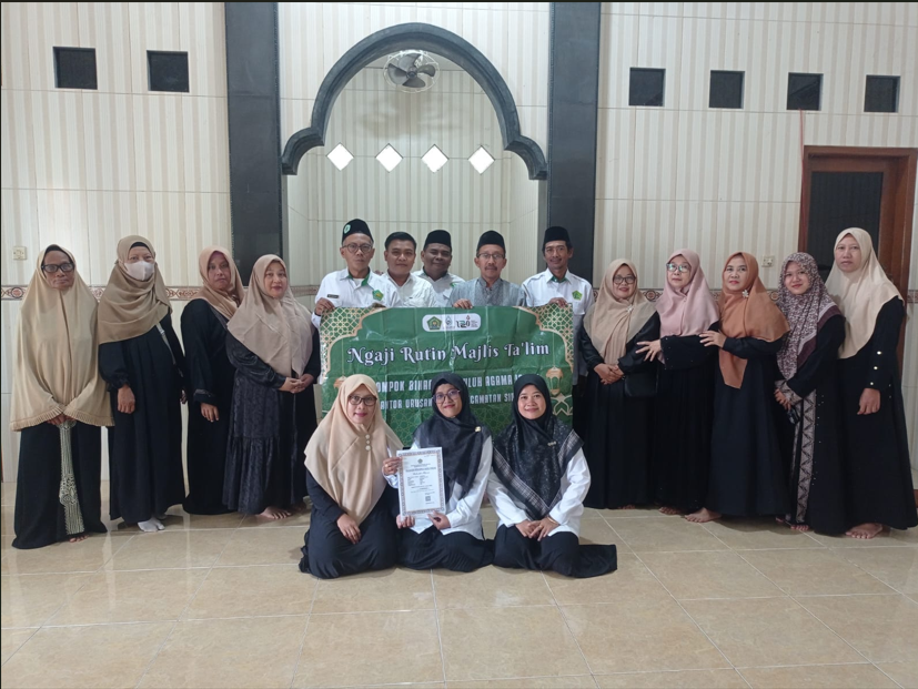 Kemenag Gresik Perkuat Legalitas Kelembagaan Melalui Penyerahan Izin Operasional Majelis Taklim