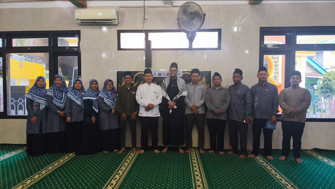 KUA Manyar Gelar Safari Ramadhan dan Sosialisasi Kemanusiaan Bersama  Da’i Palestina