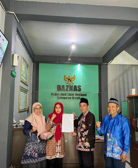 UPZ KUA Gresik Setorkan ZIS Rp105 Juta ke BAZNAS untuk Program Modal Usaha Bergulir