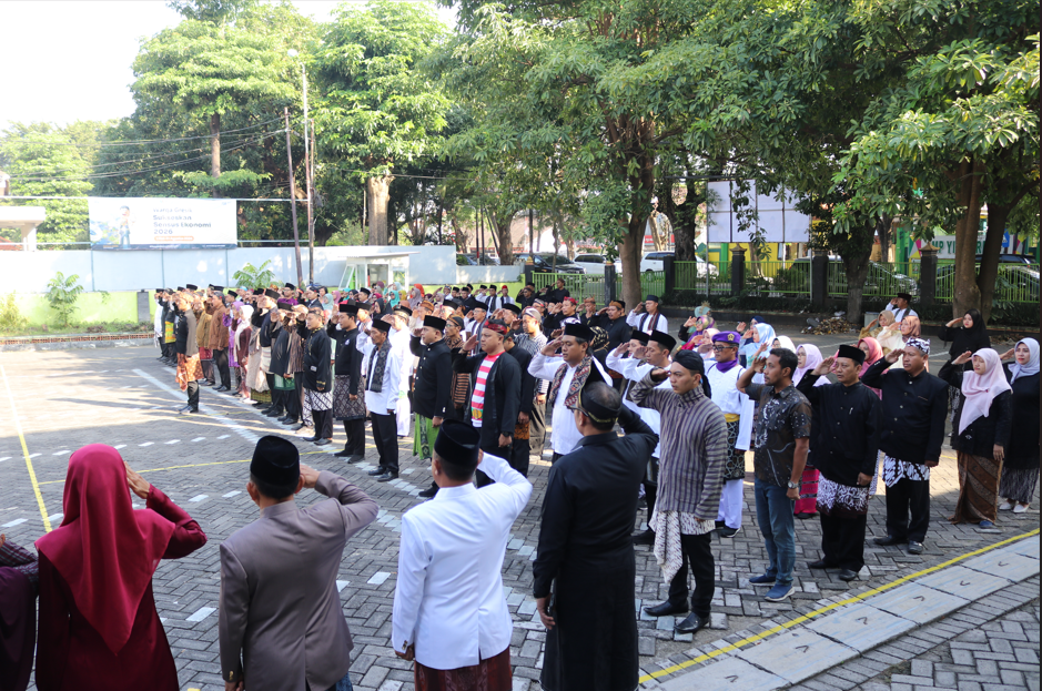 Kemenag Gresik Peringati Hardiknas 2026 dengan Semarak Pakaian Adat dan Komitmen Pendidikan Inklusif