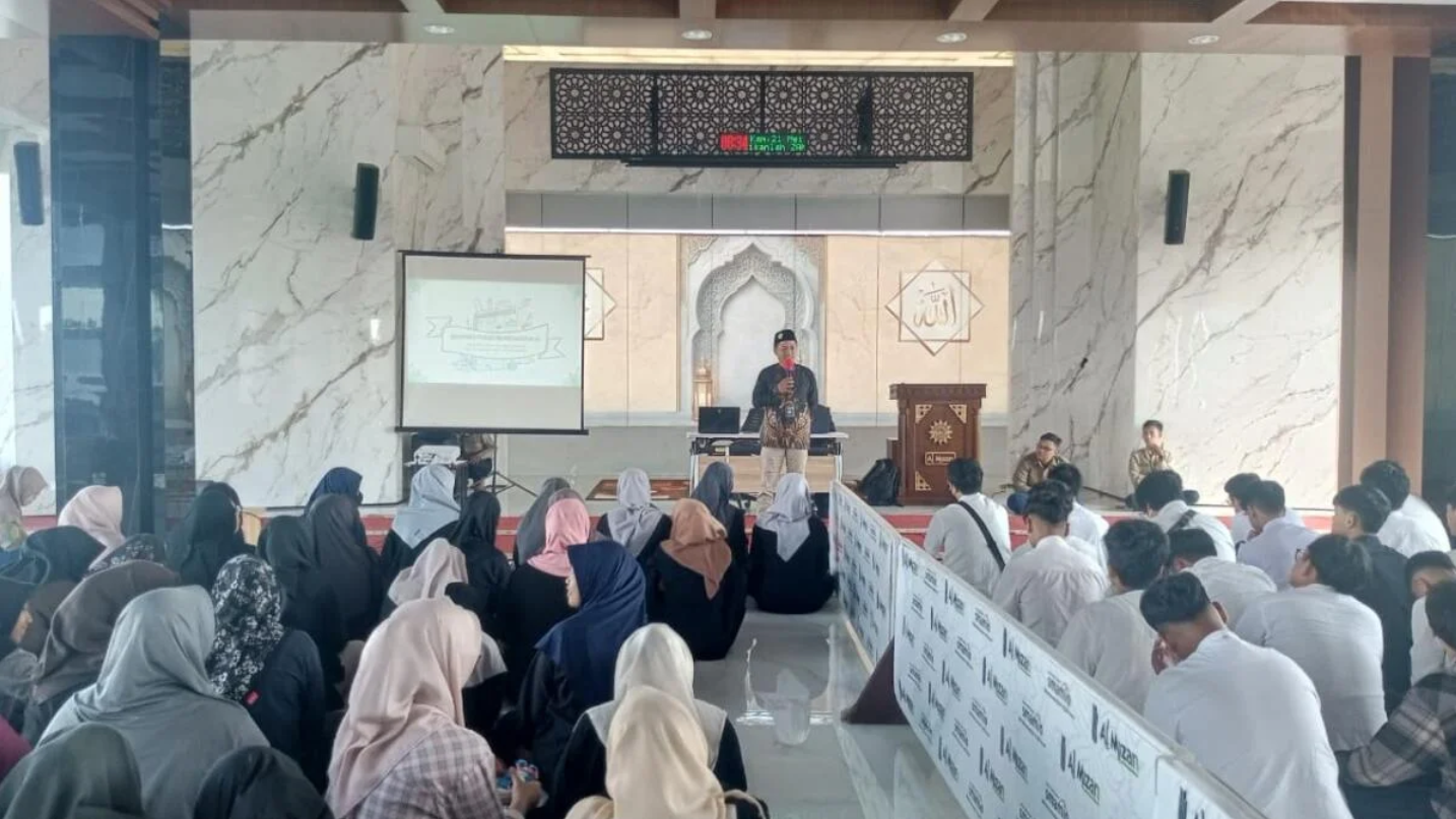 Gandeng Penyuluh Kemenag Gresik, Smamio Bekali Siswa Kelas XII Kematangan Emosional dan Spiritual Lewat Inspiring Talk