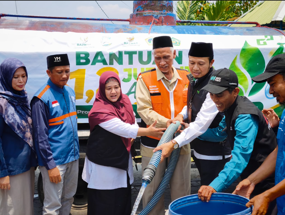 Semangat Kemenag Berdampak, Ratusan Keluarga di Benjeng Terima Bantuan 6 Truk Tangki Air Bersih.