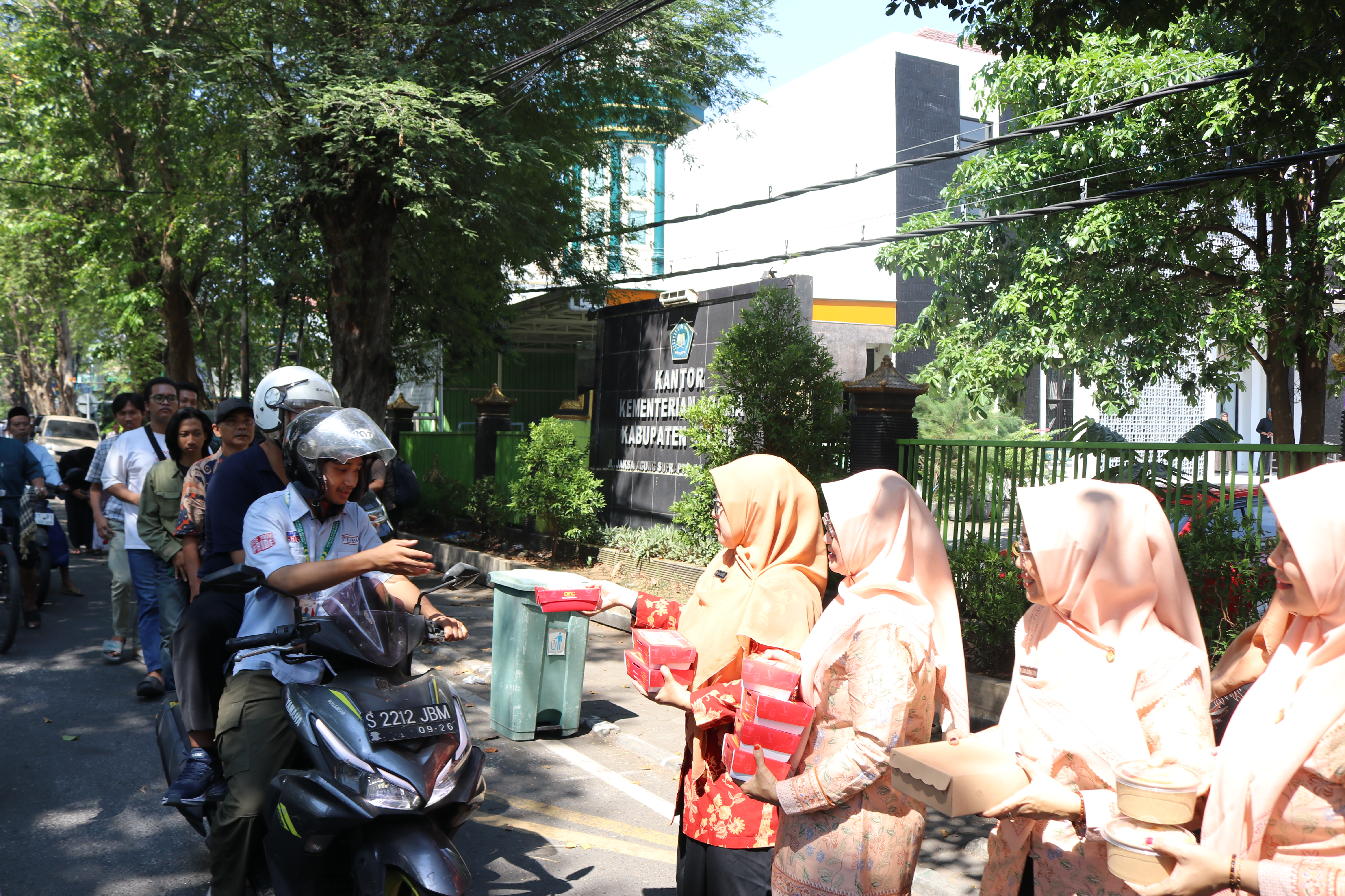 Wujud Kepedulian Sosial, DWP Kemenag Gresik Tebar Kebaikan Lewat Aksi Jum'at Berkah