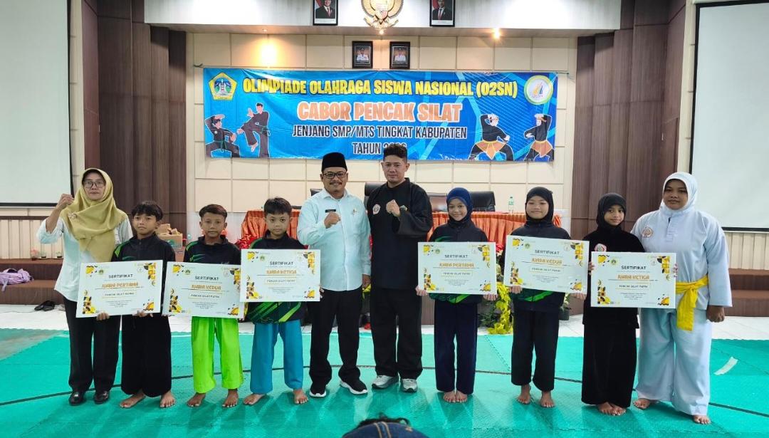 Pengawas Madrasah Kemenag Gresik Dampingi Siswa MI Manyar Raih Juara O2SN Pencak Silat Kabupaten Gresik