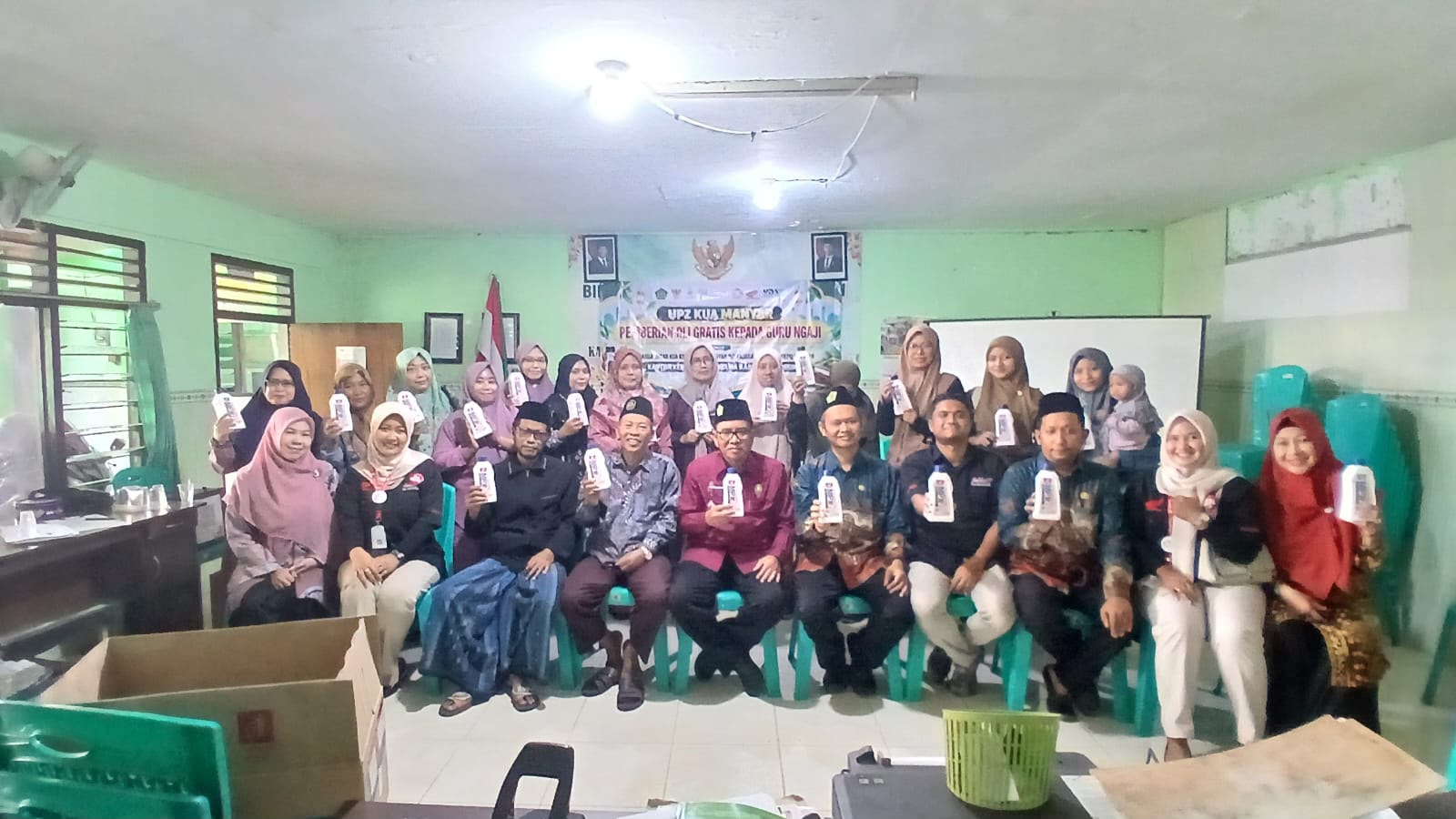 UPZ KUA Manyar Bagikan Oli Gratis untuk Guru Ngaji di Kecamatan Manyar