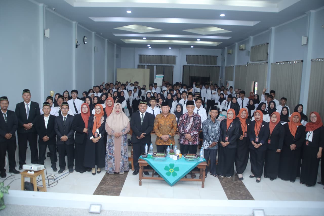Kasi PAIS Kemenag Gresik Ajak Lulusan SMP Darussalam Jadi Pemain Utama di Era Industri