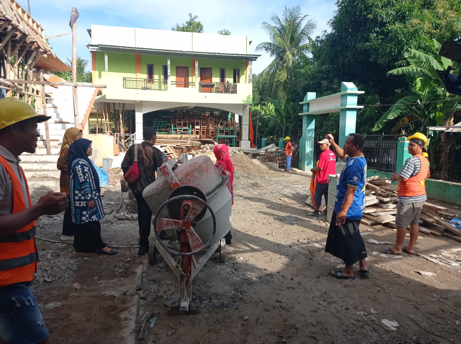 Kemenag Gresik dan Kementerian PU Tinjau Proyek PHTC di 11 Madrasah Pulau Bawean