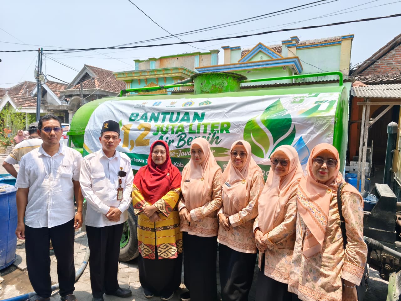 Wujud Nyata Kemenag Berdampak, Sinergi DWP Kemenag Gresik Bersama UPZ dan Baznas Salurkan Air Bersih di Tengah Kemarau Panjang&nbsp;