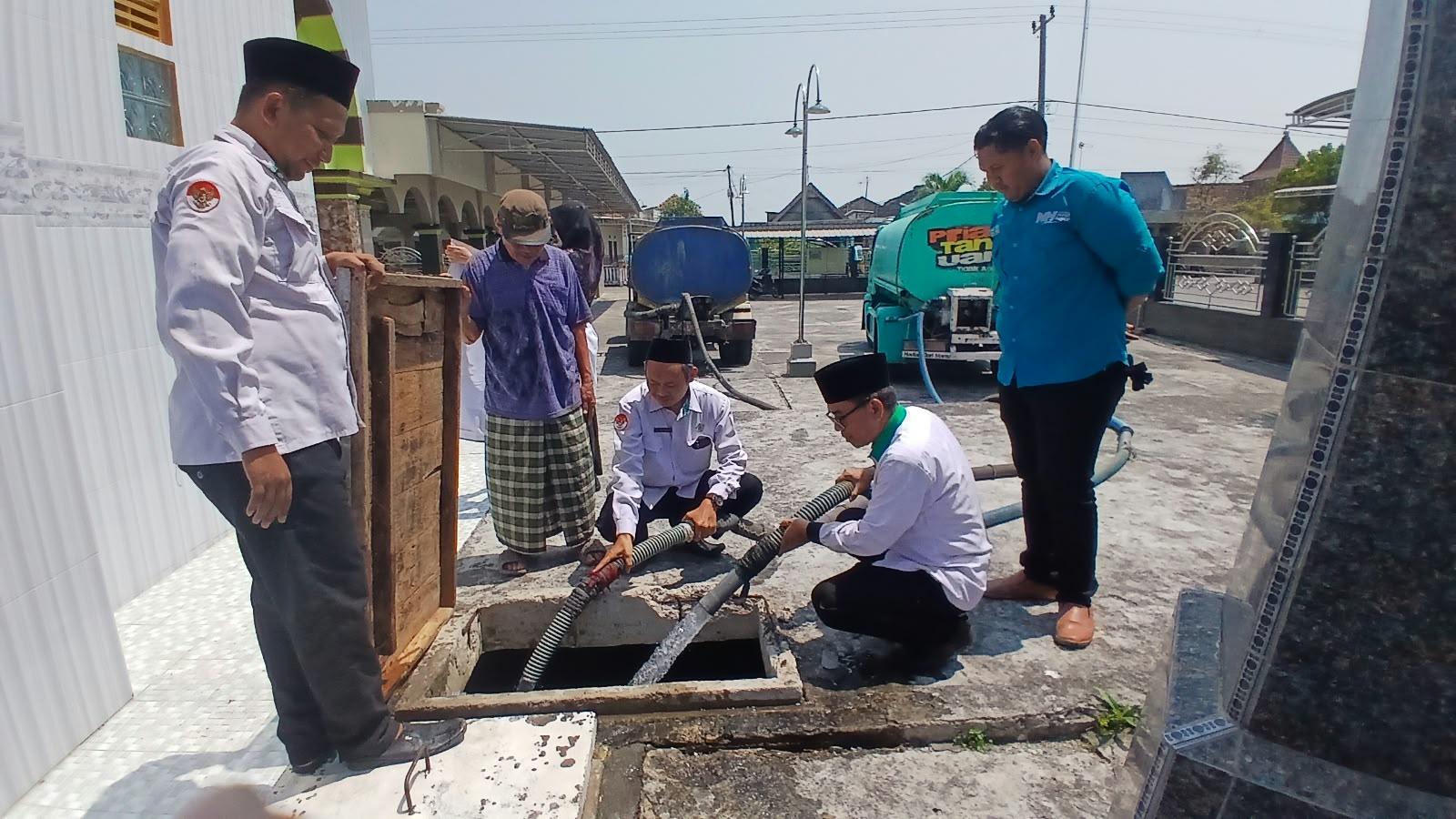 Sinergi KUA Manyar dan Nurul Hayat Salurkan 80 Ribu Liter Air Bersih untuk Masjid dan Musholla di Karangrejo&nbsp;
