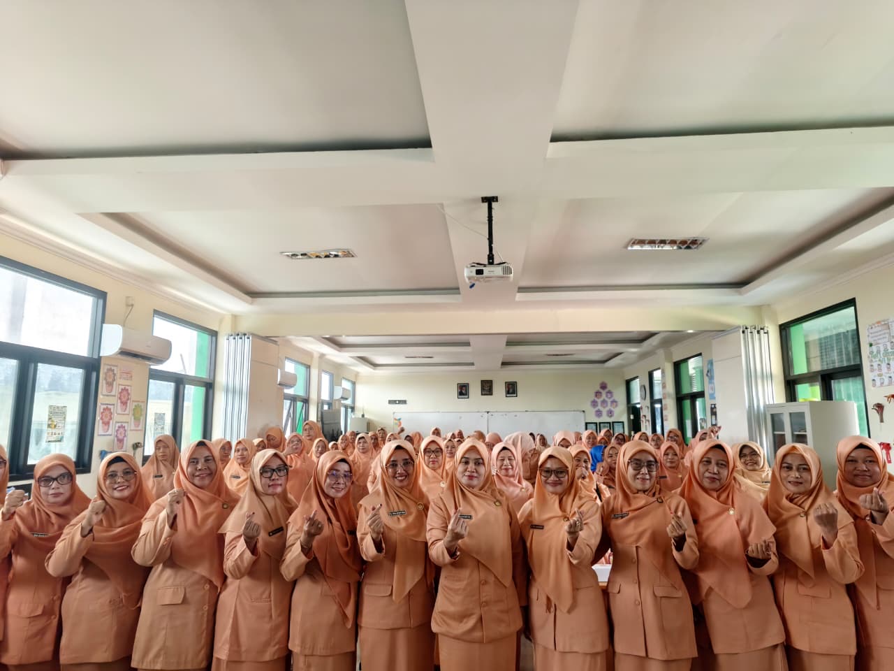 Perkuat Aksi Sosial dan Lingkungan, Pengukuhan DWP KUA Wilker 1 Gresik Tanam Keberlanjutan