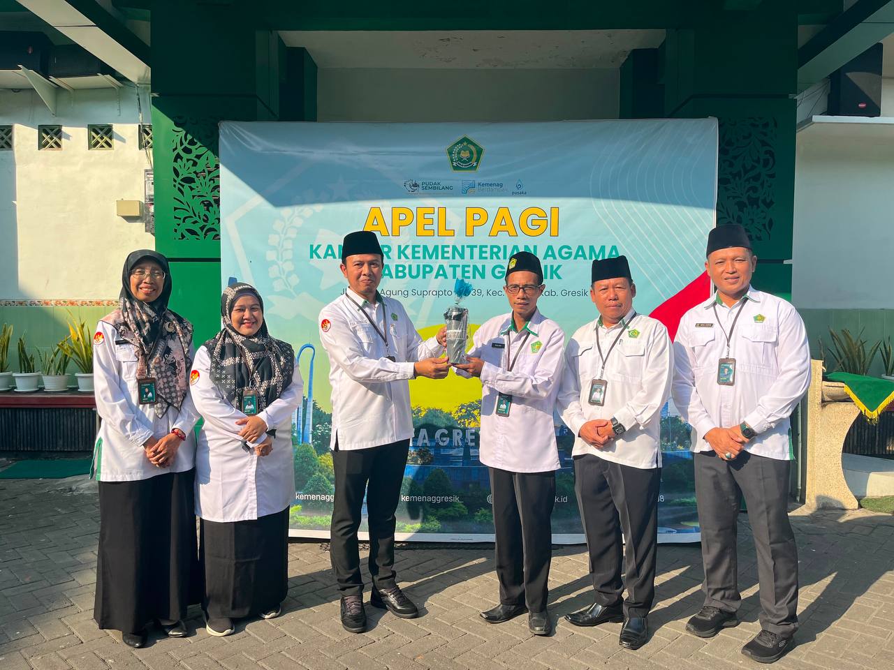 Bangun Budaya Disiplin, Kemenag Gresik Berikan Penghargaan Pegawai Teladan pada Apel Rutin