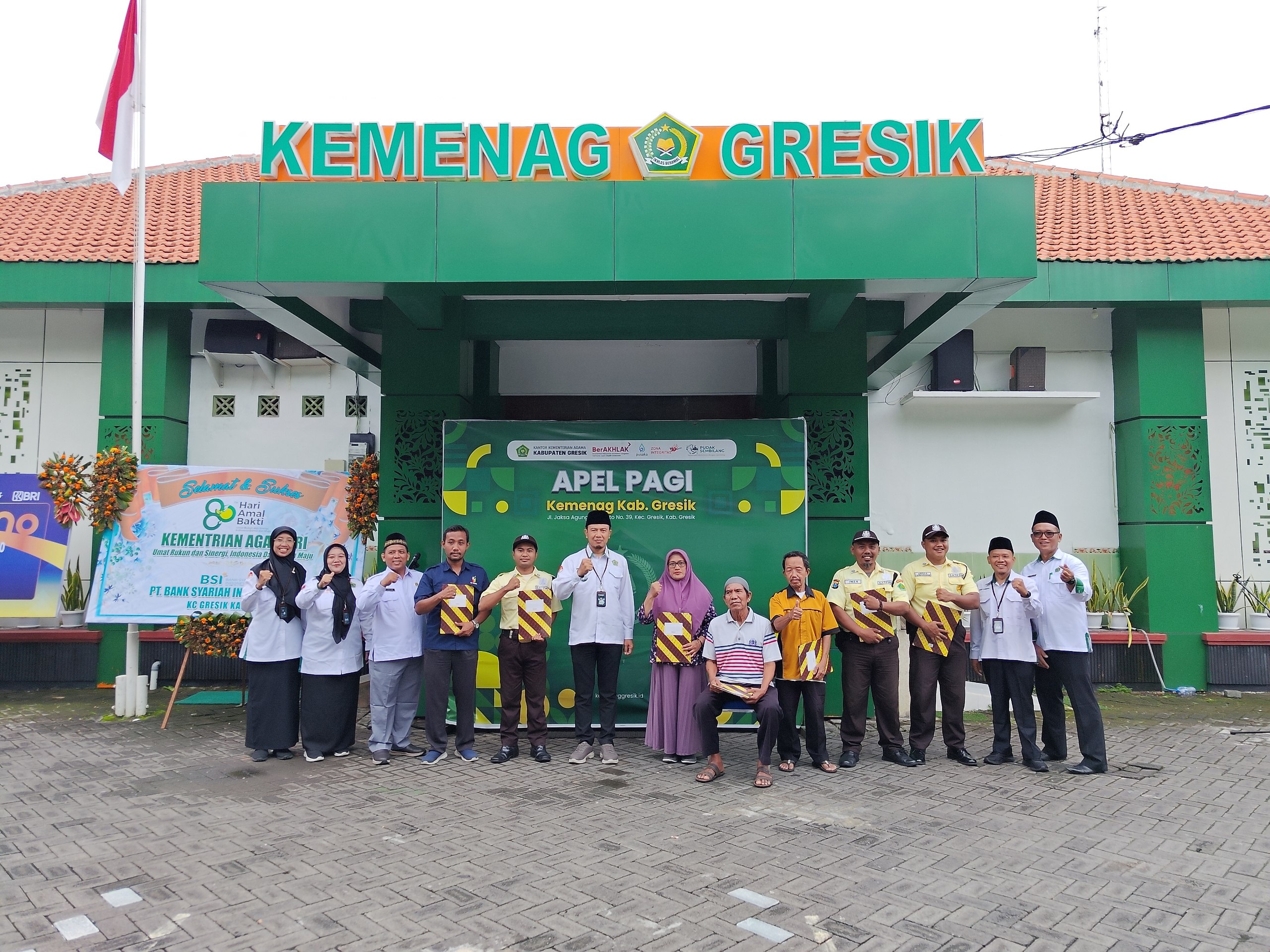 UPZ Kemenag Gresik Menyalurkan Bantuan untuk Tenaga Alih Daya