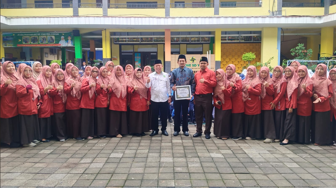 Kasi PAIS Kemenag Gresik Serahkan SK Piloting PAIS BERKARAKTER Kepada SD YIMI