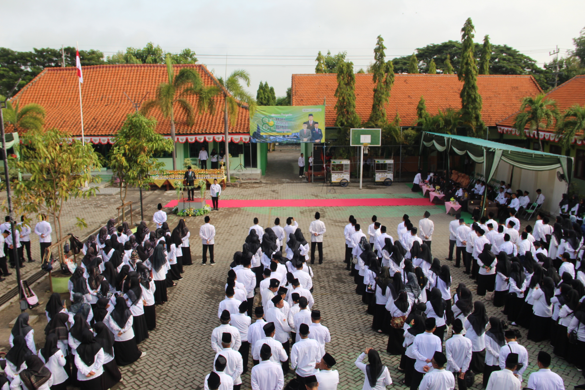 Keluarga Besar Kemenag Gresik Peringati Puncak HAB ke-80 dengan Upacara Khidmat di MTsN Gresik