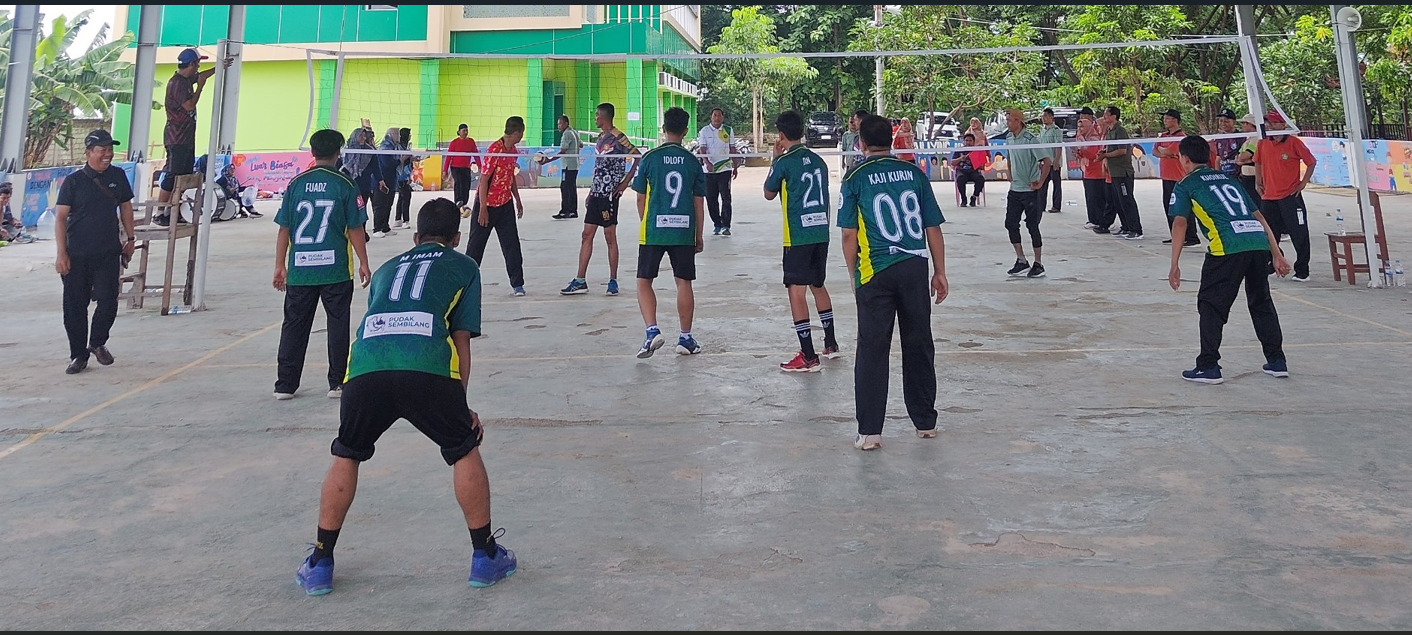 Kemenag Gresik Gelar Turnamen Voli Meriahkan HAB Ke-80 di MTsN Gresik