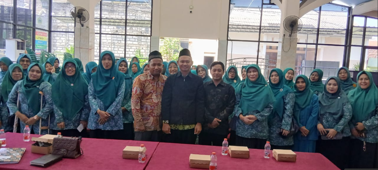 KUA Manyar Sosialisasikan Kiat Sukses Keluarga Sakinah Bersama PKK Desa Roomo