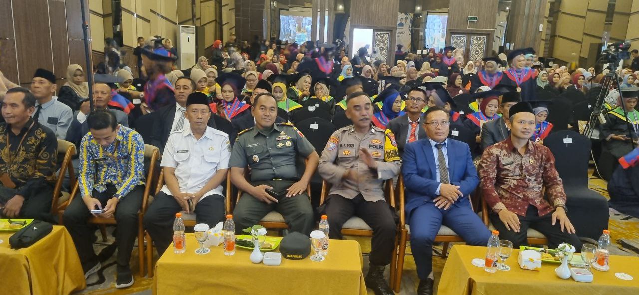 KUA Manyar Hadir dan Tegaskan Peran Spiritual dalam Wisuda Sekolah Orang Tua Hebat (SOTH) Kecamatan Manyar