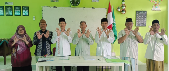 KUA Manyar Pimpin Ikrar Wakaf Aset Pendidikan Umat di Desa Gumeno