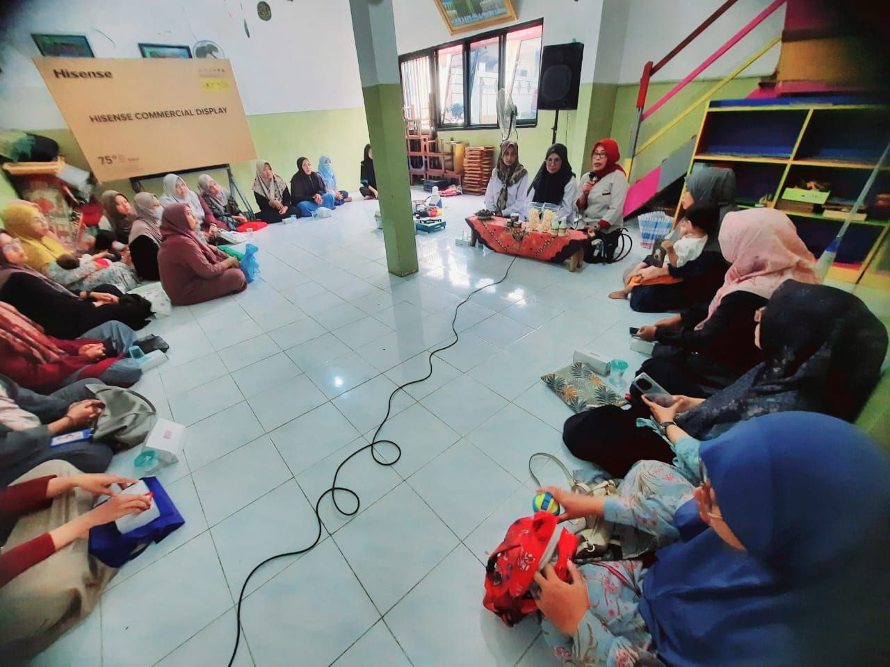Penyuluh Agama Islam KUA Kecamatan Gresik Gandeng Pegiat UMKM, Edukasi Kreatifitas Rengginang untuk Wali Murid TK Hafidzul Quran