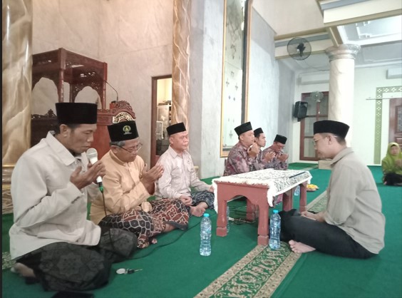 Penyuluh KUA Menganti Kawal Bentara Lantana Widodo Bersyahadat di Masjid Baitul Hamdi Menganti 