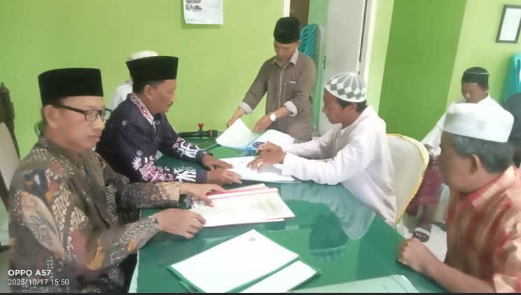 KUA Panceng Fasilitasi Ikrar Wakaf 7.489 m2 Sebelum Wakif Kembali ke Malaysia