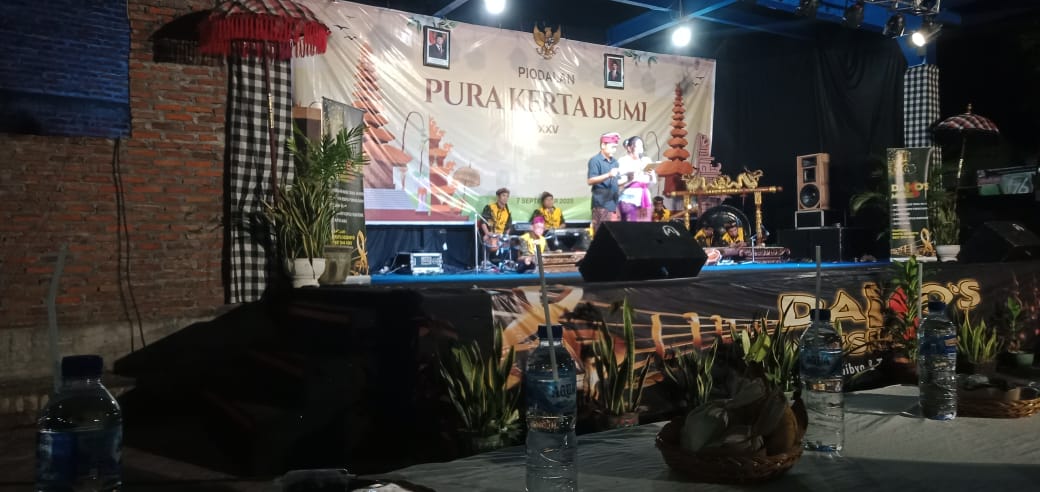 Kemenag Gresik Hadiri Upacara Suci Piodalan Pura Kerta Bumi ke-XXV di Menganti