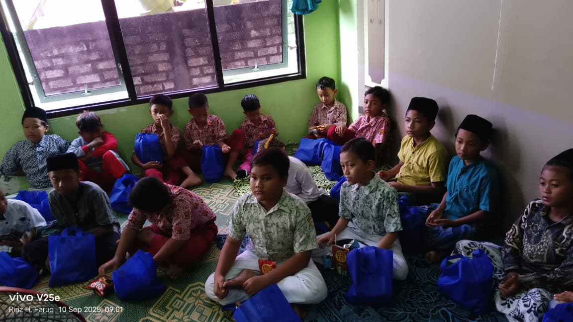 Meriahkan Maulid Nabi SAW : KUA Ujungpangkah Gelar Munajat Kebangsaan dan Santunan Anak Yatim 