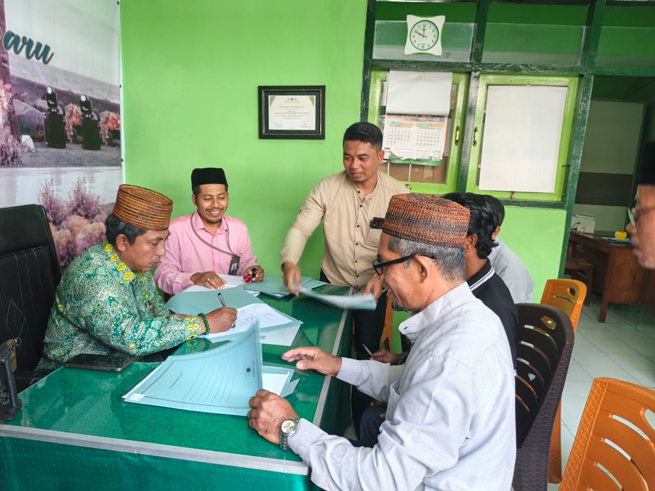 KUA Sangkapura Sukses Gelar Ikrar Wakaf Massal, Awal Baik untuk Kemaslahatan Umat