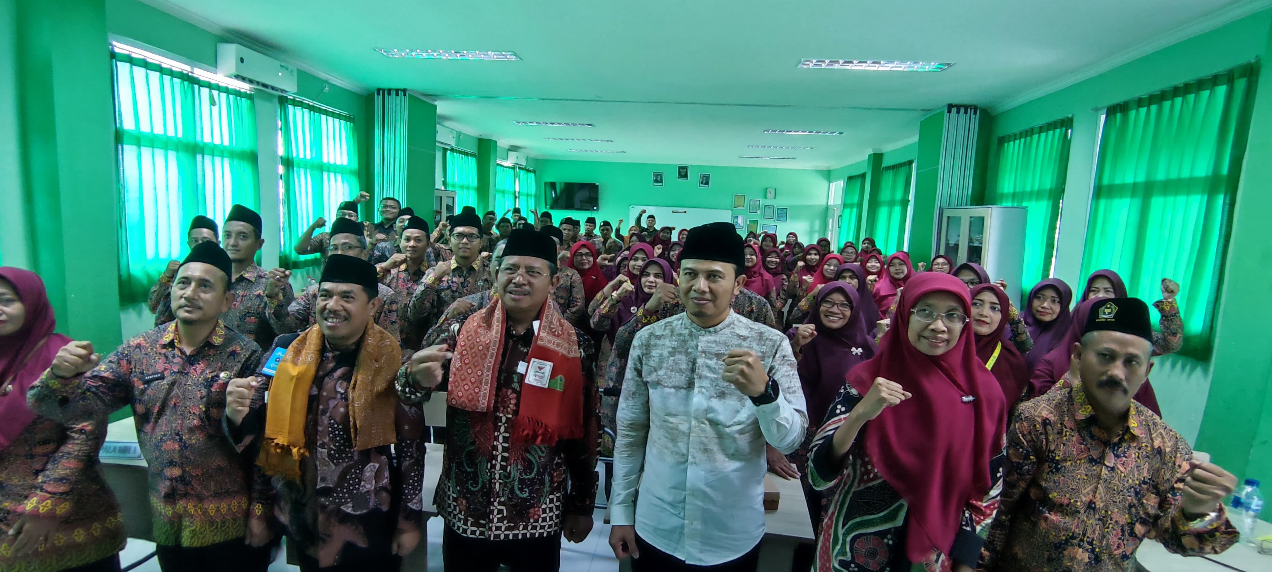 Kuatkan Kinerja Guru: Madrasah di Gresik Terima Pembinaan Langsung dari Dirjen Pendis Kemenag RI