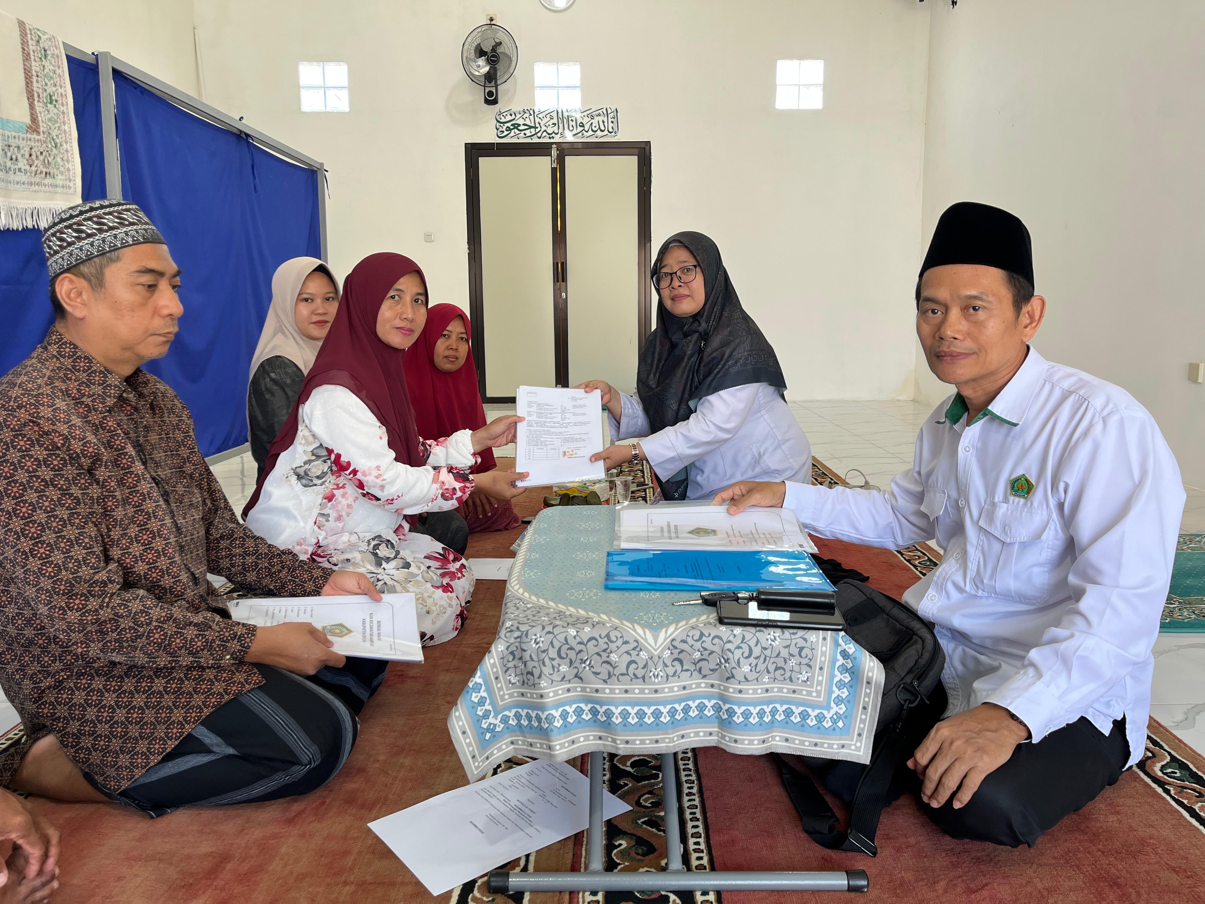 KUA Manyar Fasilitasi Ikrar Wakaf Tanah untuk Perluasan Mushola Al Furqon 