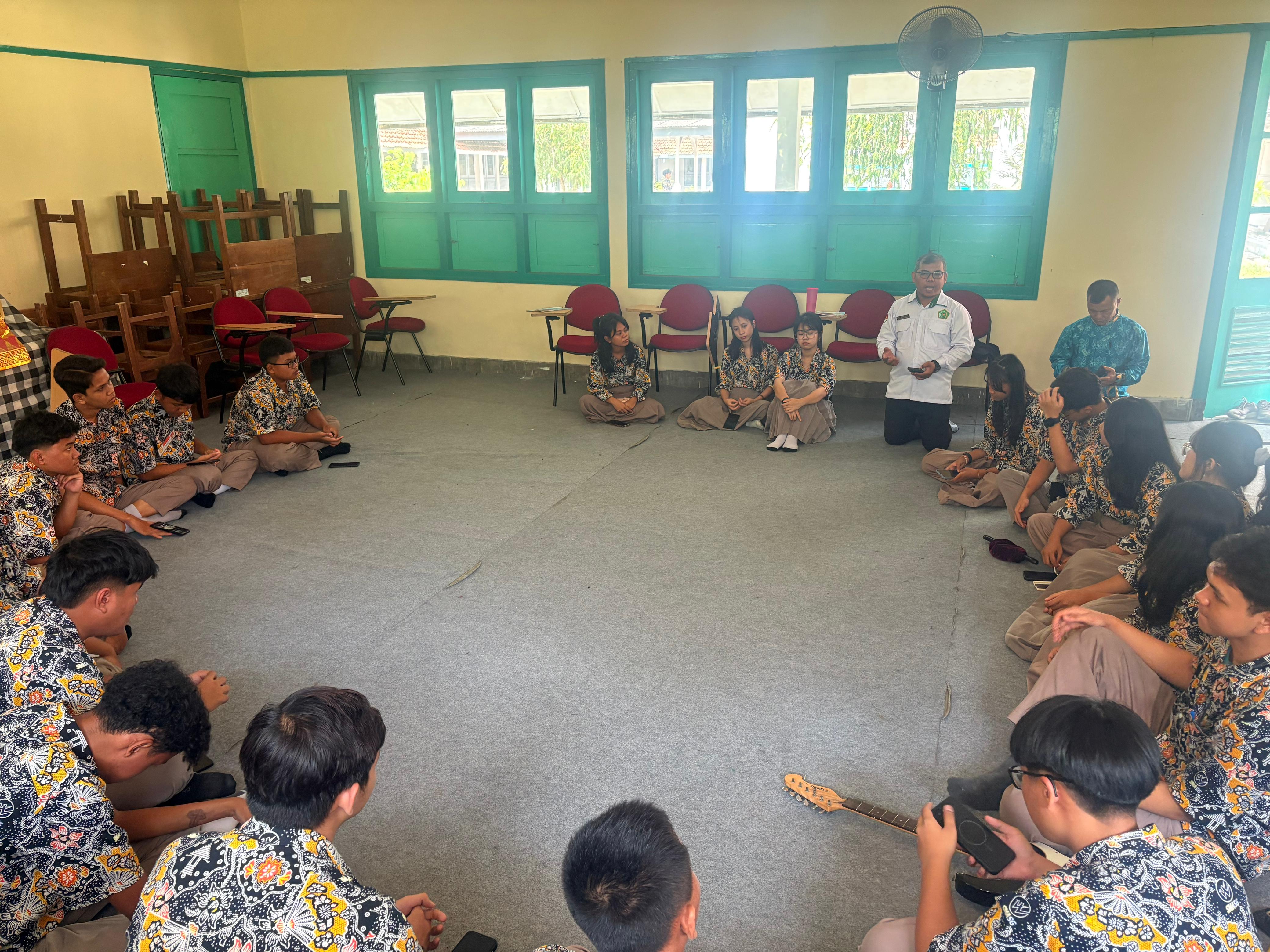 Perkuat Toleransi Sejak Dini: Siswa SMA Semen Gresik Kristen Dibekali Materi Moderasi Beragama 