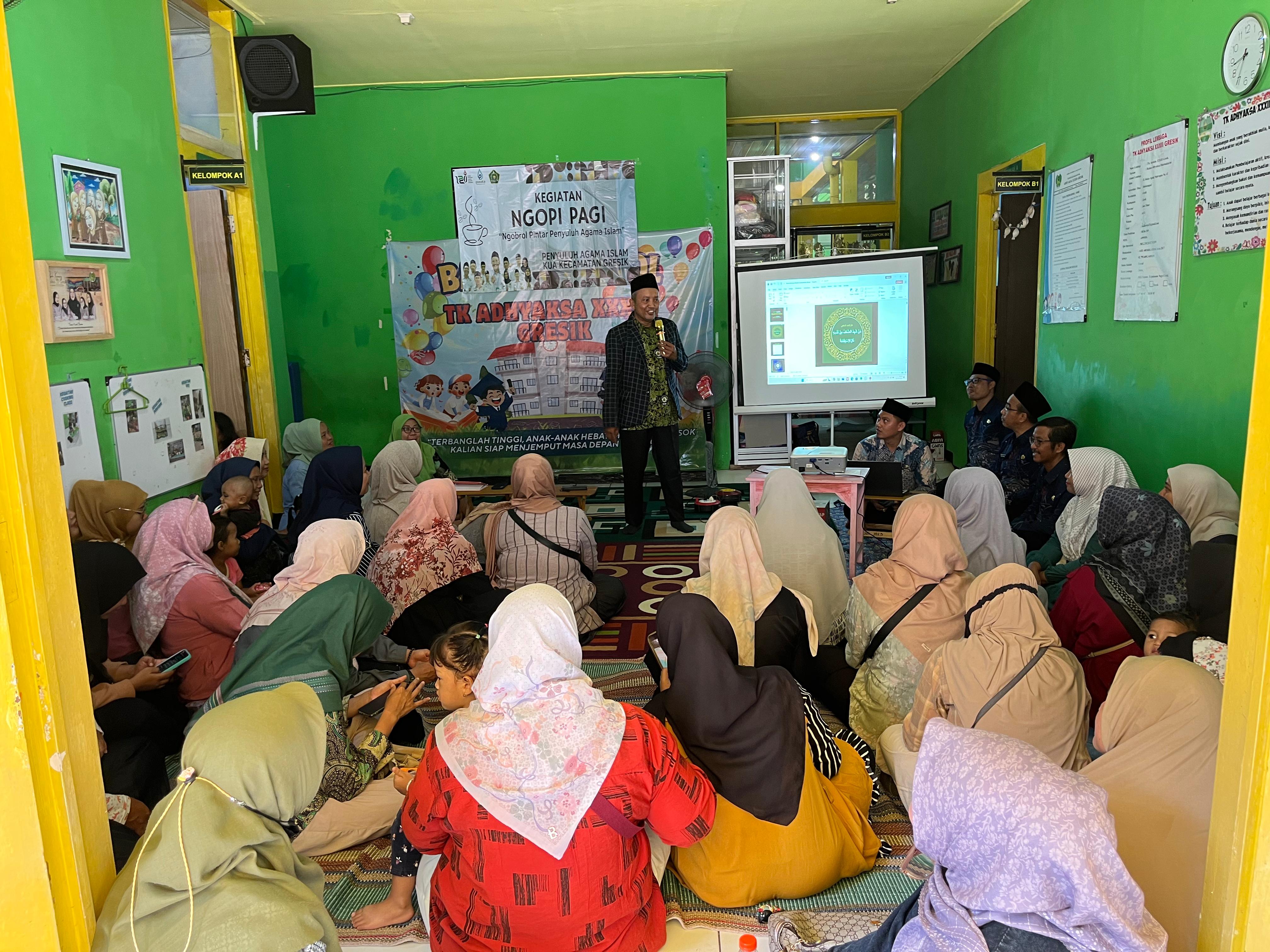 KUA Kecamatan Gresik Gandeng Ibu-ibu Pengantar TK Adhyaksa dalam Kajian Penyelamatan Keluarga