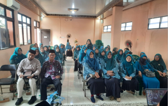 KUA Gresik Gelar Penyuluhan Agama Islam Bahas Keluarga Sakinah dan Tantangannya di Tlogopojok